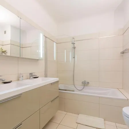 Entierement Equipe De 105 M2 Avec Vue Et Collines Apartment